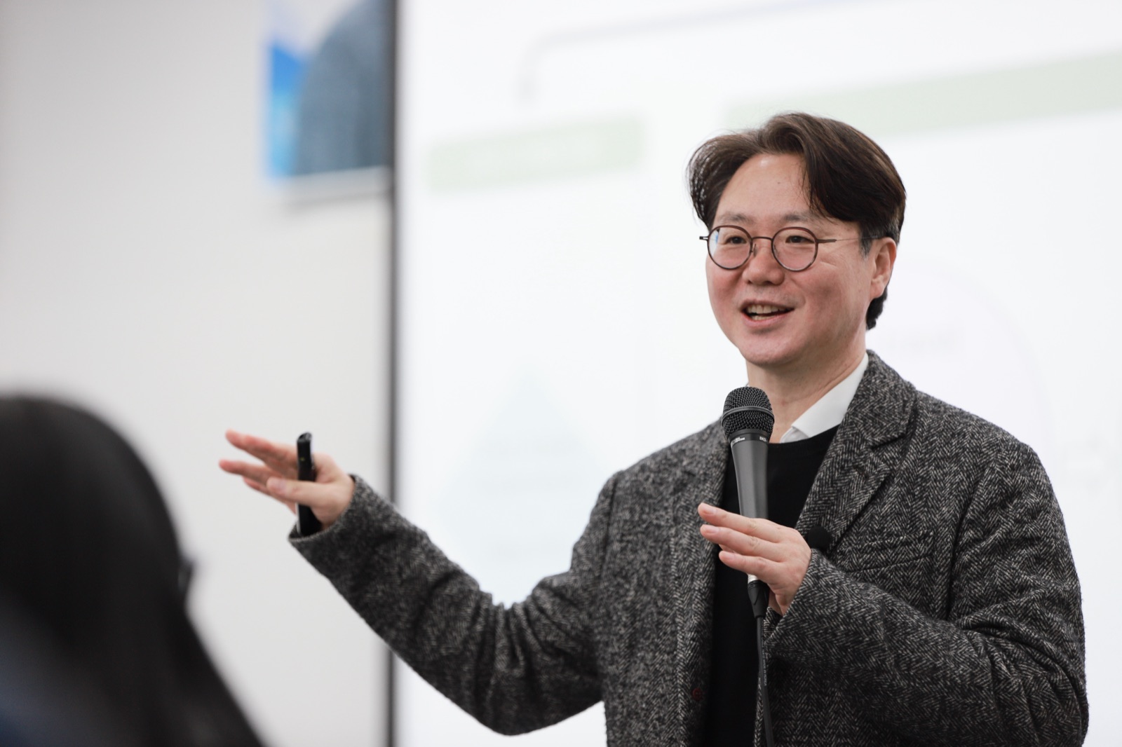 강연 중인 이훈 교수